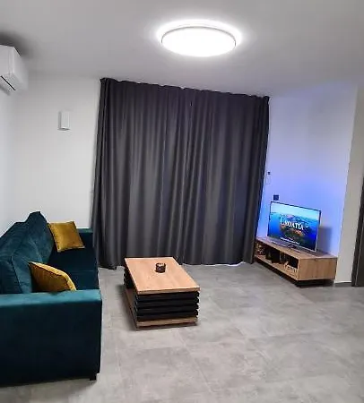 Next Door Maro & Ivan * 奈维斯