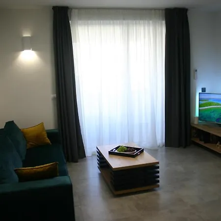 Next Door Maro & Ivan * 奈维斯