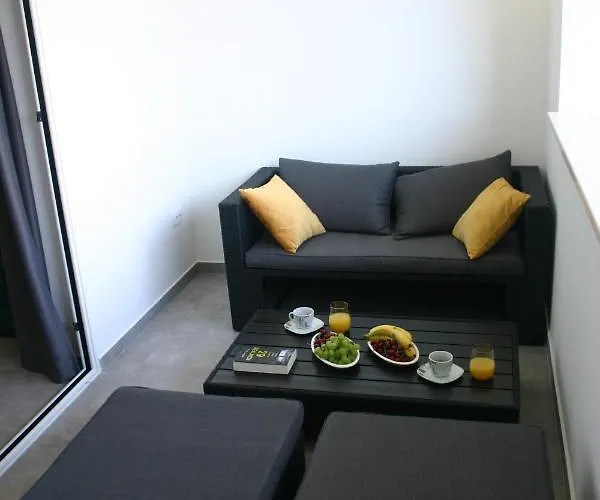 Next Door Maro & Ivan Njivice